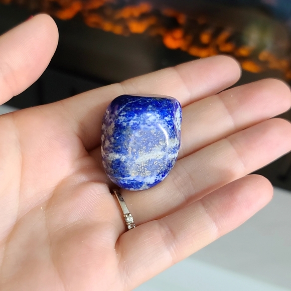 Lapis Lazuli Tumble stone on a gift box 🎁 - Picture 5 of 5